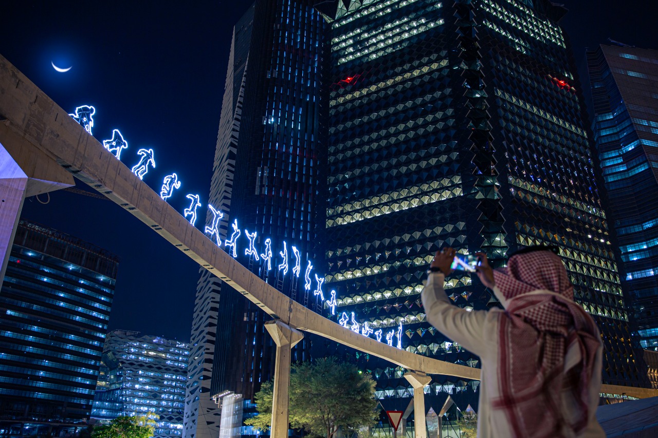 Angelo Bonello, Run Beyond, 2015. Iron and LED lights. 5300 cm. Courtesy the artist and Light Art Collection. Photo © Riyadh Art