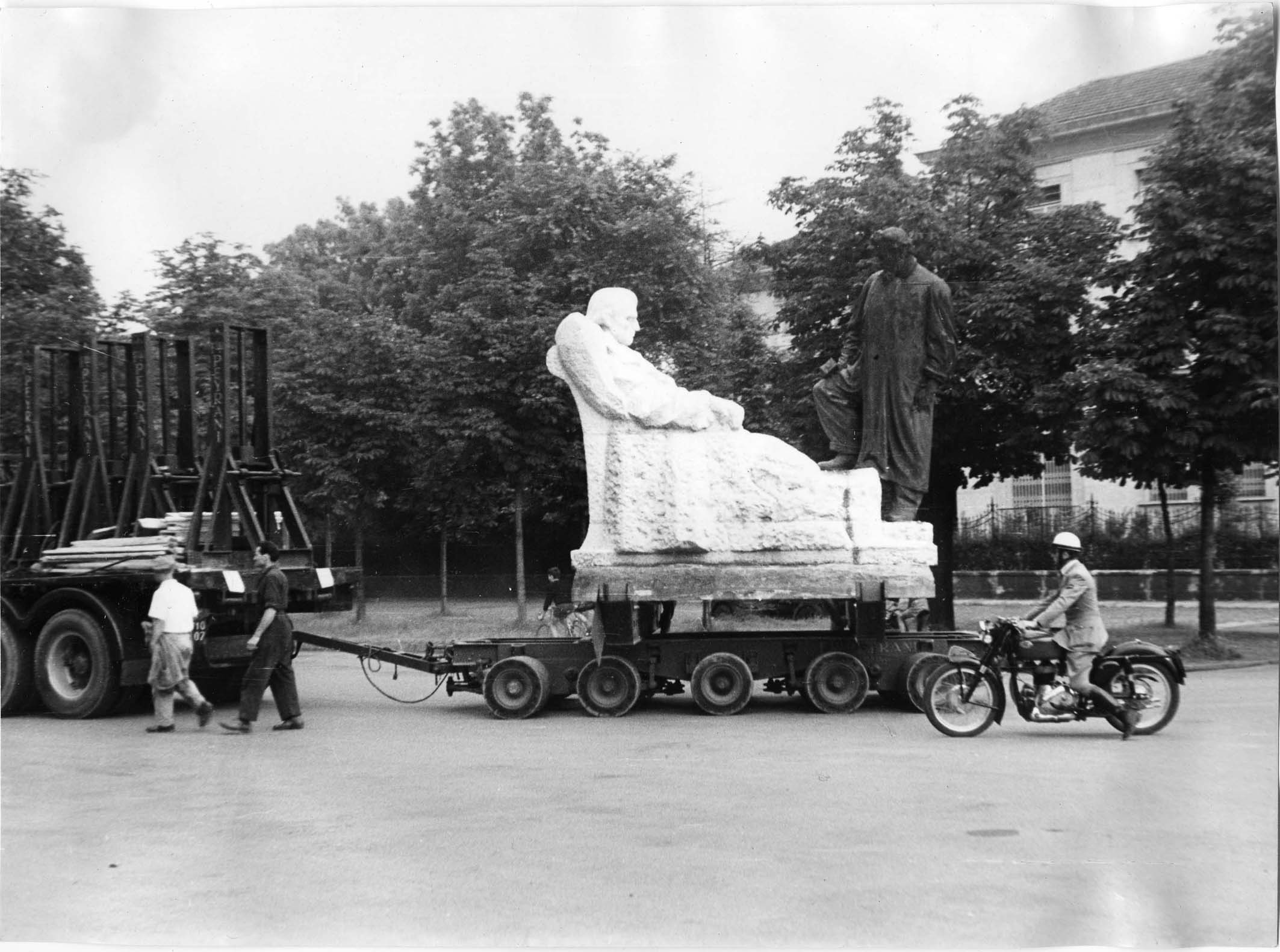 trasporto monumento a vincenzo vela