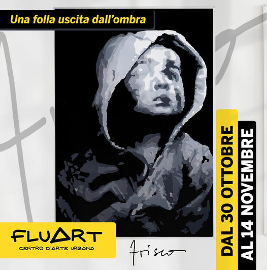 una folla uscita dall'ombra